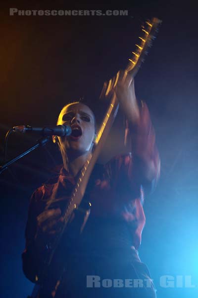 ANNA CALVI - 2010-11-04 - PARIS - La Boule Noire - 